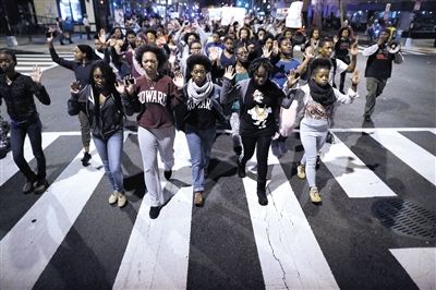 　24日，美國(guó)華盛頓，民眾在白宮前參加示威，抗議不起訴槍殺黑人青年的白人警察。