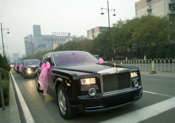 　11月23日，河北唐山街頭現(xiàn)價(jià)值超過2個(gè)億的婚禮車隊(duì)。