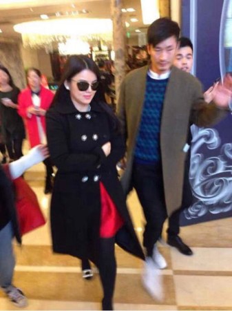 　婚禮現(xiàn)場(chǎng)現(xiàn)多位明星大腕助陣。