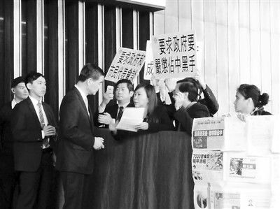 撐警大聯(lián)盟召集人李偲嫣2日到特首辦請愿，要求政府嚴厲處置“占中三子”和“雙學”的代表。