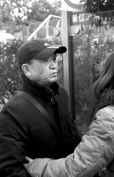 受害人黃洋的父親黃國強準(zhǔn)備進入法院。