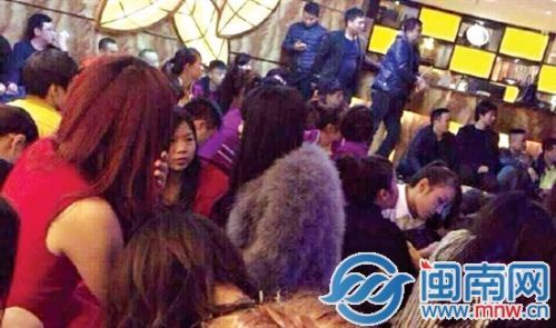 酒店內(nèi)，男男女女被分開(kāi)而坐