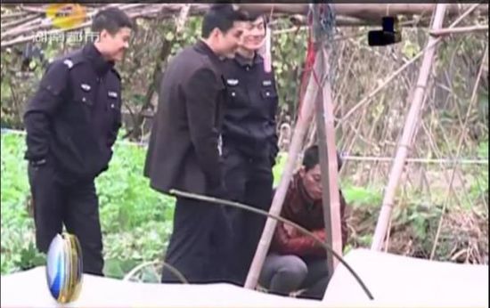 一個見習警官，一個二級警司，和一個便衣人員站在菜地里笑。