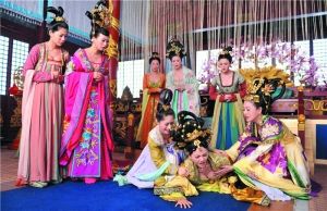 戲里一眾妃嬪的裝扮都相當“吸睛”。