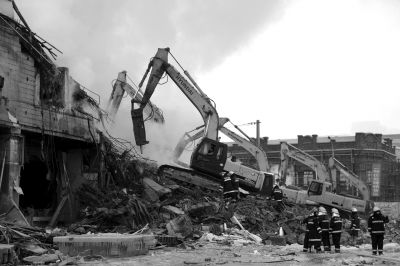 3日下午，挖掘機(jī)在現(xiàn)場作業(yè)。 譚青/攝