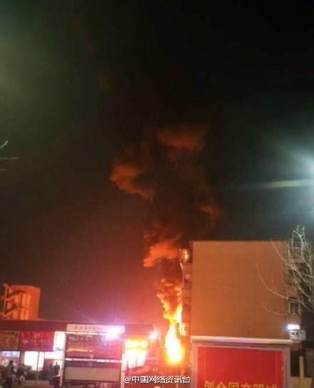 河北秦皇島一廠房發(fā)生火災(zāi)，現(xiàn)場火勢兇猛。