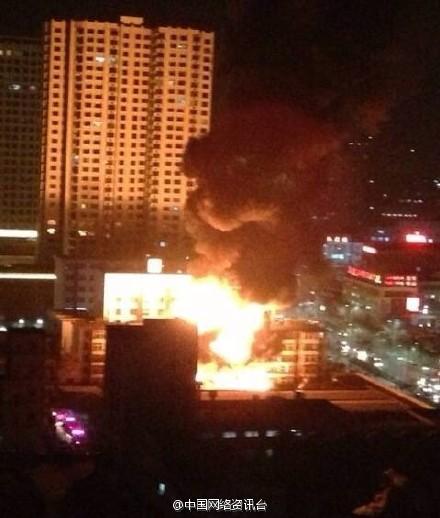 河北秦皇島一廠房發(fā)生火災(zāi)，現(xiàn)場火勢兇猛。