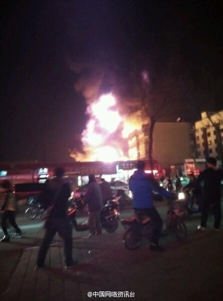 河北秦皇島一廠房發(fā)生火災(zāi)，現(xiàn)場火勢兇猛。