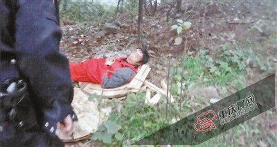 在草叢中睡覺的男子竟是名網(wǎng)上逃犯。