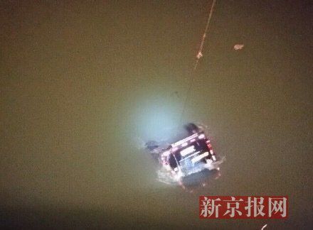 運鈔車打撈現(xiàn)場。