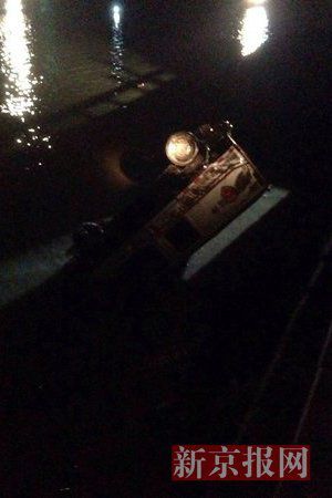 運鈔車打撈現(xiàn)場。