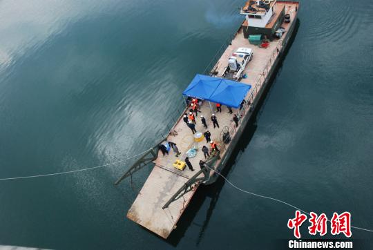 警方四次到百米深的湖中打撈被害人遺體。