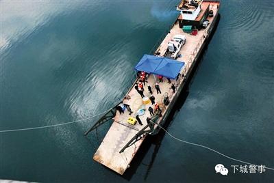 為搜尋深水沉尸，杭州警方租用的船只在水面作業(yè)。本版圖片/杭州警方提供