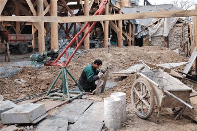 東城區(qū)北鑼鼓巷與小經(jīng)廠胡同之間一處四合院內(nèi)，工人進(jìn)入已經(jīng)挖好的地下室內(nèi)施工。