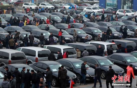 2015年1月25日，首批國家和中央機關(guān)取消的公務(wù)用車在北京亞運村汽車交易市場拍賣。106輛公務(wù)用車