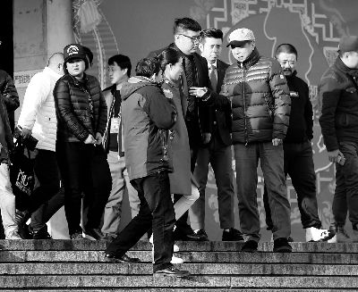 彩排后，高曉攀、尤憲超和不知名女演員聆聽馮鞏總結(jié)訓(xùn)話