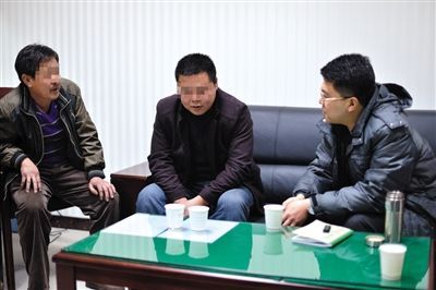 1月7日，陜西省榆林市，國家信訪局第五督查組成員王治鐸（右一）與兩名信訪人約談。 楊凱 攝