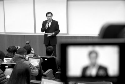 2月8日，在臺北福華會館，復興航空代表劉忠繼向媒體介紹家屬說明會溝通情況。新華社發(fā)