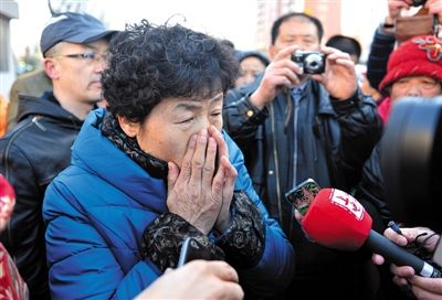 2月9日，呼格吉勒圖的母親尚愛云在旁聽趙志紅案后，接受媒體采訪時落淚。新華社記者 任軍川 攝