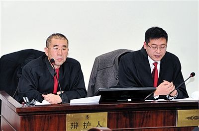 1月5日，呼市中院審理趙志紅案。律師謝飛（左）和張瑞軍（右）出庭為趙志紅辯護。