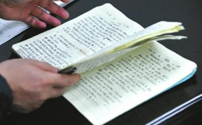 小王留下的日記本里記錄了很多她的往事。