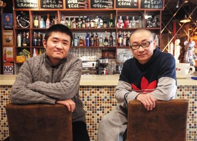 　14日，西安交通大學(xué)路66號(hào)公路咖啡館，苗阜（左）、王聲（右）兩位青年相聲演員今年將第一次登上春晚