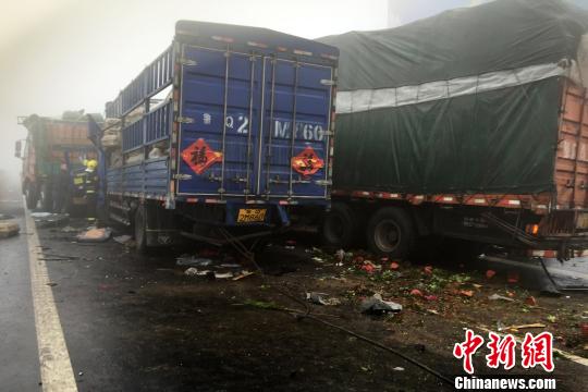 圖為21日，蘭南高速河南段車禍?zhǔn)鹿尸F(xiàn)場一片狼藉。　郭浩　攝