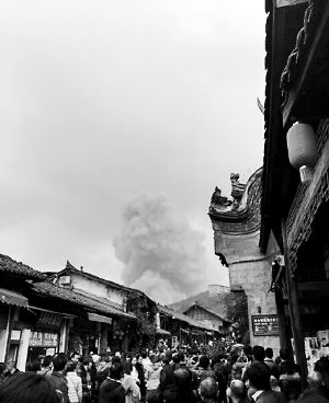 成都龍泉驛區(qū)洛帶古鎮(zhèn)的游客拍到爆炸瞬間濃煙滾滾。