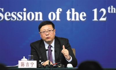昨日，十二屆全國人大三次會(huì)議新聞中心，環(huán)保部部長陳吉寧回答中外記者提問。新京報(bào)記者 陳杰 攝