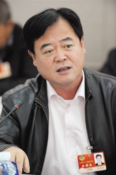 　政協(xié)委員、中國通用技術(shù)集團(tuán)董事長賀同新稱，按照2014年的數(shù)字，他的薪水下降了近50%。圖/CFP