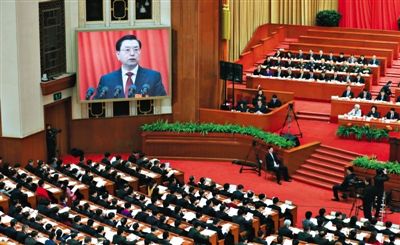 十二屆全國人大三次會(huì)議舉行第二次全體會(huì)議，全國人大常委會(huì)委員長張德江作全國人大常委會(huì)工作報(bào)告。