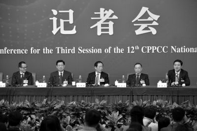 昨日，政協(xié)十二屆三次會議舉行記者會，五位嘉賓回答中外記者提問。京華時報記者王海欣攝
