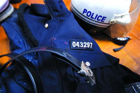 在閔行區(qū)虹橋派出所的一角，擺放著茆盛泉曾經(jīng)最愛的警服。“043297”的警號、深色的警服依稀可見已經(jīng)凝固的血跡，警用皮帶也斷裂了。