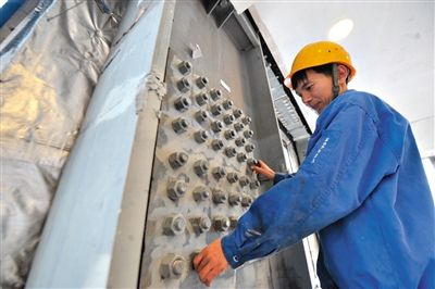 工人在內(nèi)部安裝鋼結構。