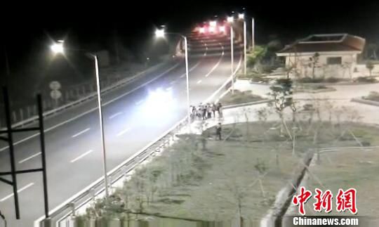 看到車輛經(jīng)過，孩子們便急忙跑到一旁的花圃上。　警方供圖　攝