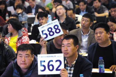 昨日，拍賣現(xiàn)場(chǎng)競(jìng)拍者舉牌競(jìng)拍。新京報(bào)記者