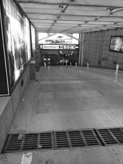 　　國(guó)貿(mào)360的地下車庫，坡陡讓人膽寒。