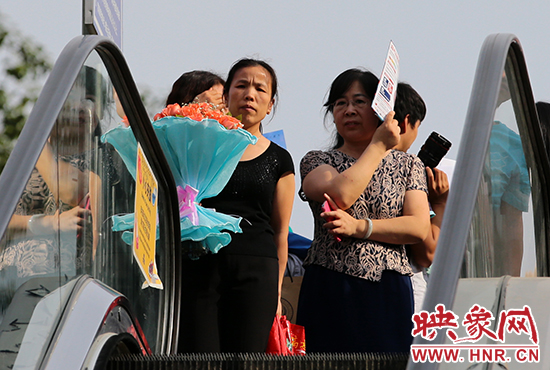 有一種情，你我日日相見，從不言表，但會抱著鮮花等候歸人。