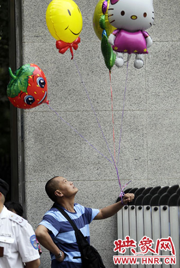 他希望你像hello kitty一樣可愛，露出笑臉。