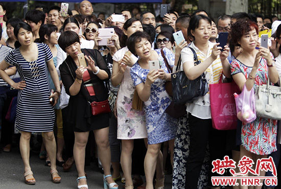 你在人群中，只有找到你，她們才會松下眉間的皺紋。