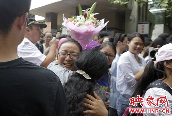 沖向你，給你一個深情的擁抱。