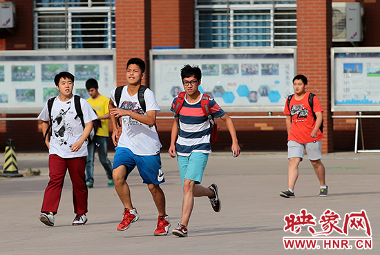 若我會見你，事隔經(jīng)年。我該何以賀你，以眼淚，以沉默。　