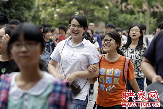 也有一種情，平日嬉笑怒罵，針鋒相對，只有別離時才會牽手擁抱。