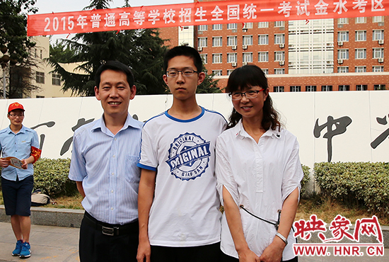 高考結(jié)束的那一刻，就意味著離別，別了曾經(jīng)的班級、老師、朋友、甚至戀人。