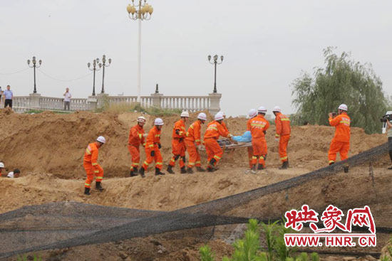 12點07分，又一人被抬出