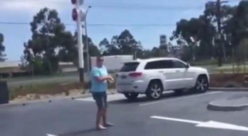 圖一：澳大利亞男子發(fā)飆的樣子被兩個(gè)兒子偷拍，并將視頻取名為“憤怒的老爹”上傳至網(wǎng)絡(luò)。