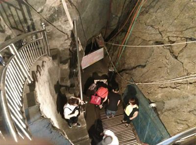 游客到魚泉參觀。