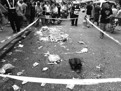 7月11日，群眾在事發(fā)現(xiàn)場外圍觀。新華社發(fā)