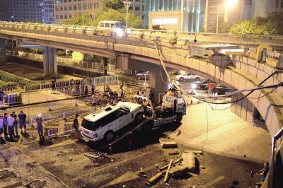 路虎車被扶正后，救援車將其拖離現(xiàn)場。