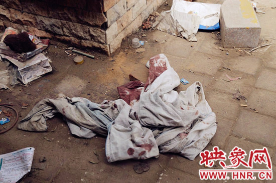 現(xiàn)場(chǎng)一張被單上沾滿血跡。